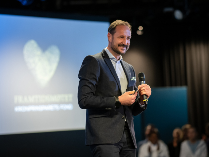 Kronprins Haakon snakket til ungdommene og de fremmøtte. Foto: Katrine Lunke / Kronprinsparets Fond